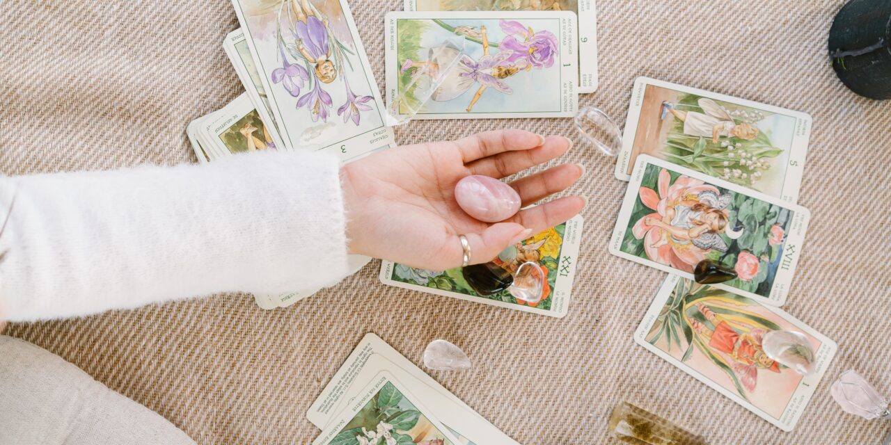 Explorons le Yoga Tarot: Pratiques, Tirages et Postures pour transformer votre Vie