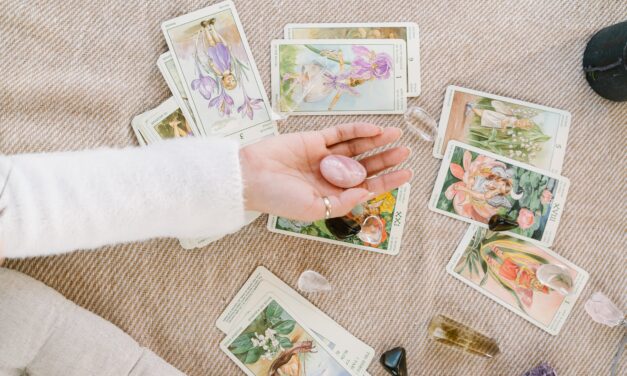 Explorons le Yoga Tarot: Pratiques, Tirages et Postures pour transformer votre Vie